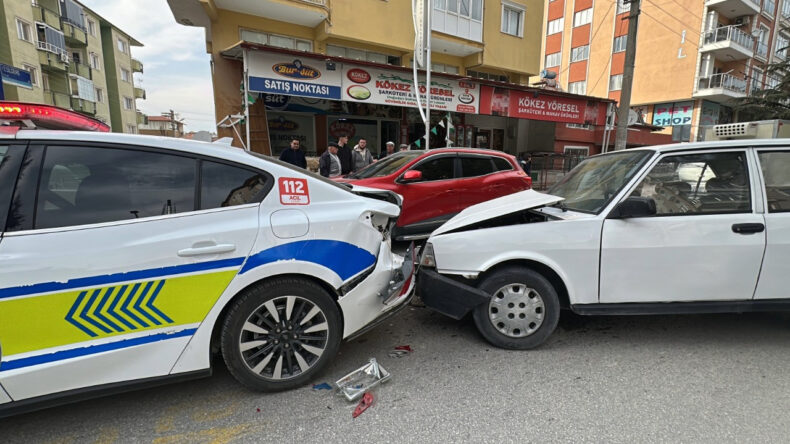 Yayaya Yol Veren Polise Arkadan &Ccedil;arptı