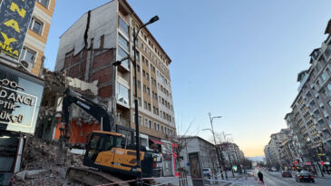 Yıkım faciası! 21 daire boşaltıldı