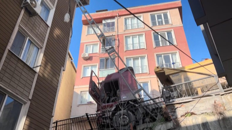 Yokuşta kayan kamyonu durdurmak isterken &ouml;ld&uuml;