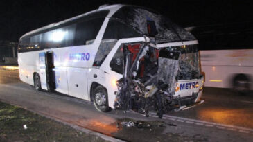 Yolcu otob&uuml;s&uuml; TIR&rsquo;a &ccedil;arptı: 44 yolcudan 11&rsquo;i yaralandı