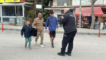 Yoldaki İki Genci Bı&ccedil;aklayıp Teslim Oldu