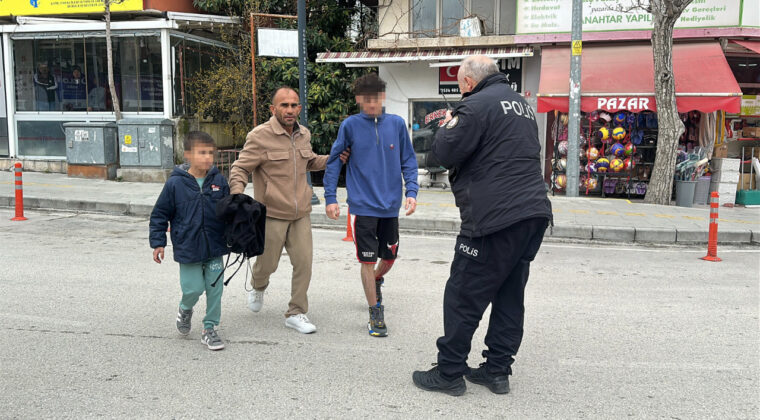 Yoldaki İki Genci Bı&ccedil;aklayıp Teslim Oldu