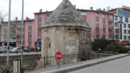 Yolun ortasında gizli kalmış tarihi t&uuml;rbe: İnsanlar fark etmeden yanından ge&ccedil;iyor