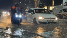 Y&uuml;ksekova'da caddeler g&ouml;le d&ouml;nd&uuml;, otomobiller adeta suda y&uuml;zd&uuml;