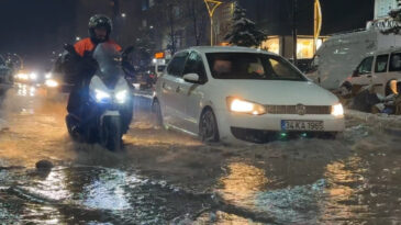 Y&uuml;ksekova'da caddeler g&ouml;le d&ouml;nd&uuml;, otomobiller adeta suda y&uuml;zd&uuml;