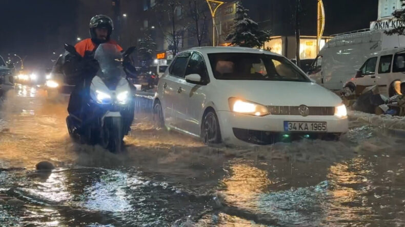 Yüksekova'da caddeler göle döndü, otomobiller adeta suda yüzdü