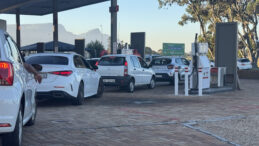 Zam &ouml;ncesi uzun kuyruklar oluştu, 140 istasyonda yakıt t&uuml;kendi