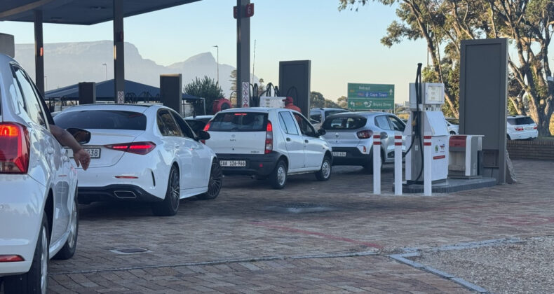 Zam &ouml;ncesi uzun kuyruklar oluştu, 140 istasyonda yakıt t&uuml;kendi