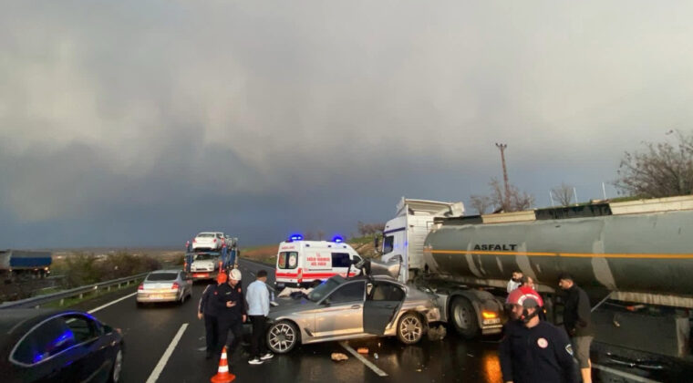 Zincirleme trafik kazası: 1 &ouml;l&uuml;, 5 yaralı