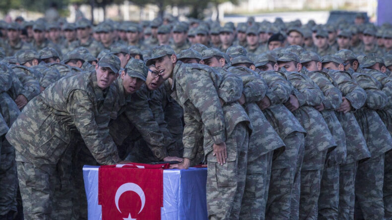 'Bedelli askerlik' &ccedil;ıkışı: Başvuruyorlar, &ouml;deyemiyorlar