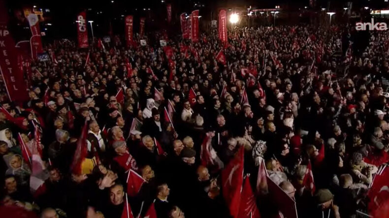 'Bursa iradesine sahip &ccedil;ıkıyor' Başkan g&ouml;zaltında on binler destek i&ccedil;in alandaydı