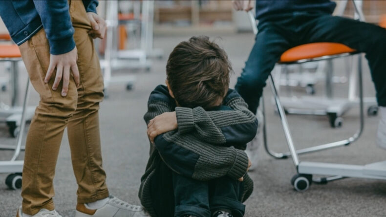 12 yaşında karakola gitti: Koli bandıyla bantlayıp kafamı yere vurdular