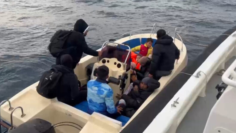 13 g&ouml;&ccedil;men ve 2 organizat&ouml;r denizde yakalandı