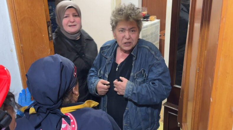13 k&ouml;pekli dairede &ouml;l&uuml;m sessizliği: Ekipler kapıyı kırınca neye uğradığını şaşırdı