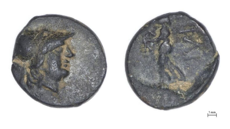 13 yaşındaki &ccedil;ocuk 2300 yıllık sikke buldu