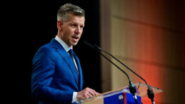 16 yıllık iktidarı deviren yeni liderden dikkat &ccedil;eken a&ccedil;ıklamalar