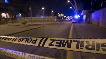 17 yaşındaki &ccedil;ocuk, polisleri bı&ccedil;akladı