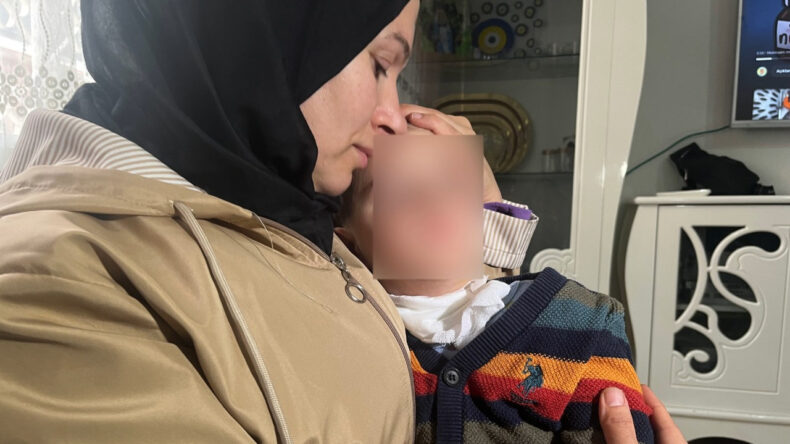 2 yaşındaki &ccedil;ocuk parkta boğazından bı&ccedil;aklandı