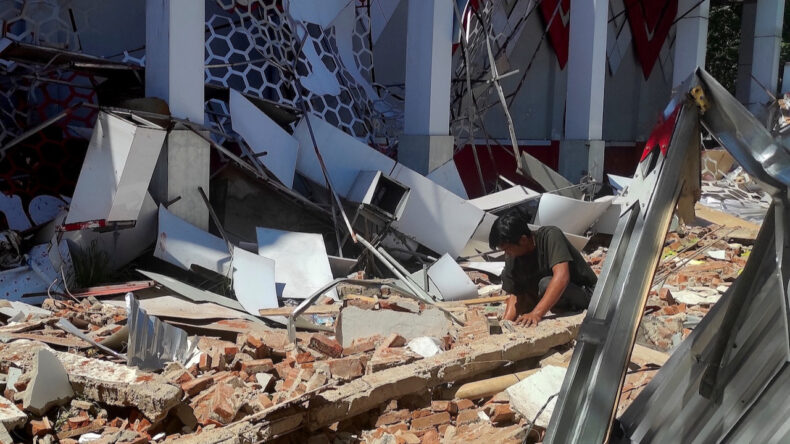 20 saniye s&uuml;rd&uuml;: 7.4'l&uuml;k deprem panik yarattı