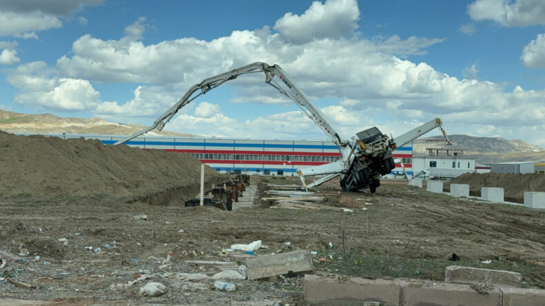 23 yaşındaki iş&ccedil;i beton kalıbına d&uuml;şerek &ouml;ld&uuml;