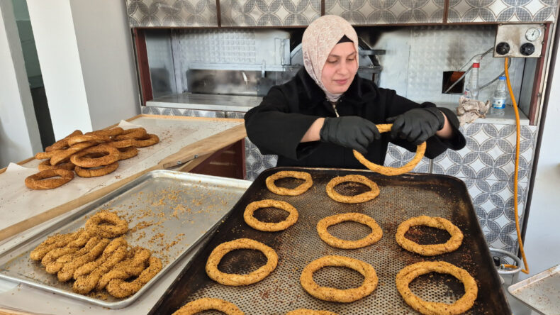 3 &ccedil;ocuk annesi Gamze, baba mesleği fırıncılığı s&uuml;rd&uuml;r&uuml;yor