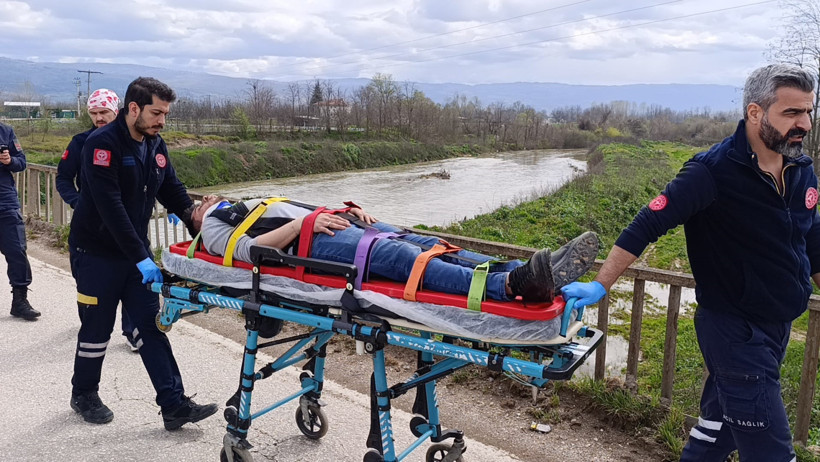 Araç dere yatağında