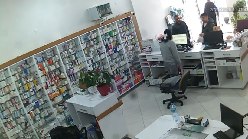 Eczane önünde Ahmet Furkan Karaçorlu