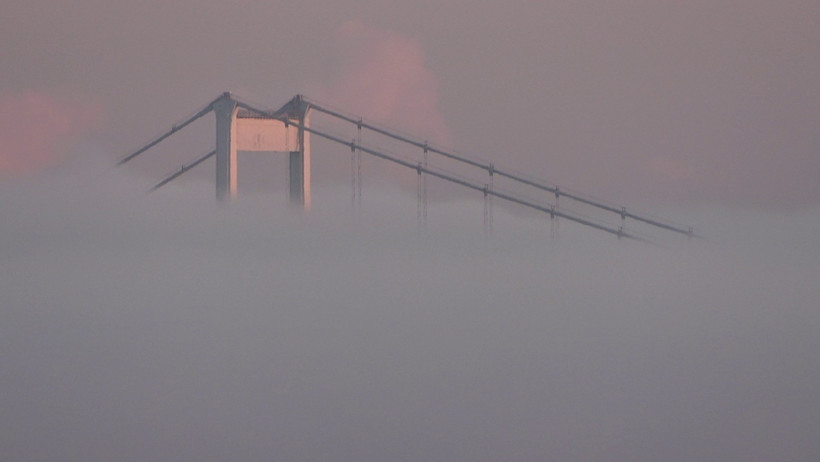 Fatih Sultan Mehmet Köprüsü sis altında