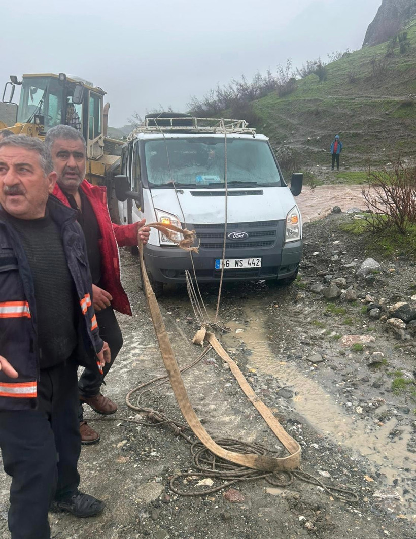 Minibüs suya kapıldı