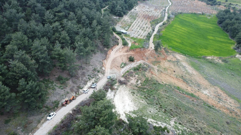 Çiftçi İmdat Akdeneş tarlasına yürüyerek gidiyor