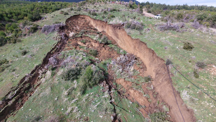 Heyelan sonucu çökelen yol