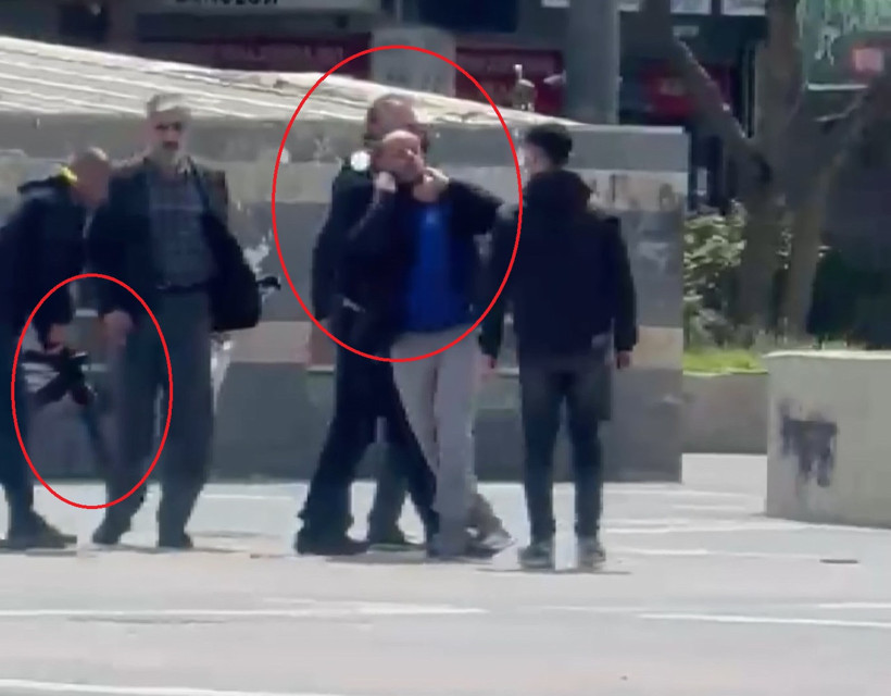 Diyarbakır Dağkapı Meydanı'nda pompalı tüfekle yürüyen kişi.