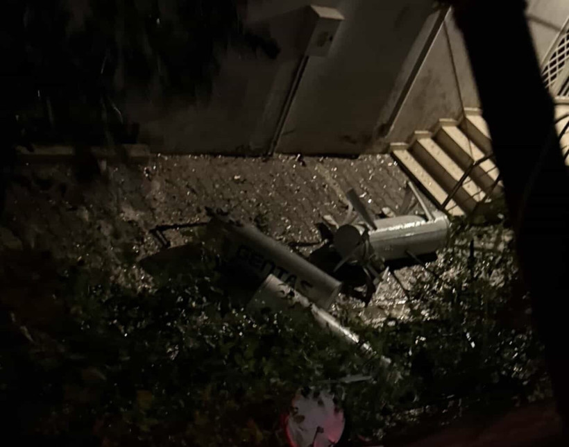 Bahçeye düşen güneş enerjisi paneli