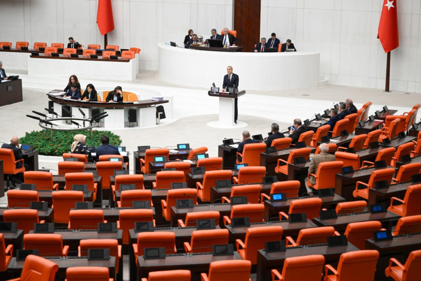 Ali Öztunç konuşma yaparken