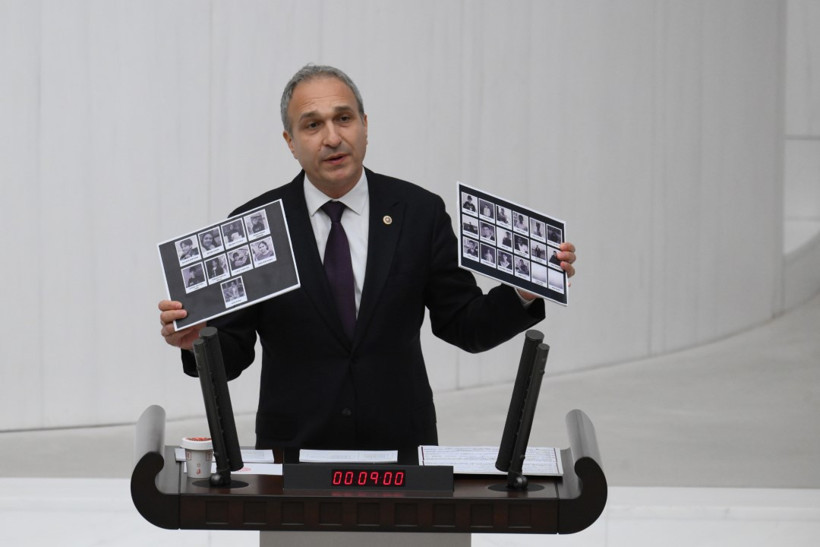 Zuhal Karakoç konuşma yaparken