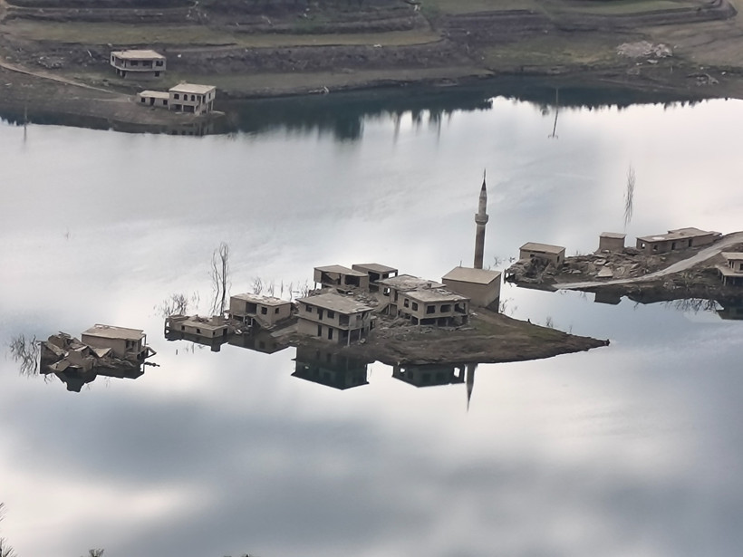 Köy evleri su altında