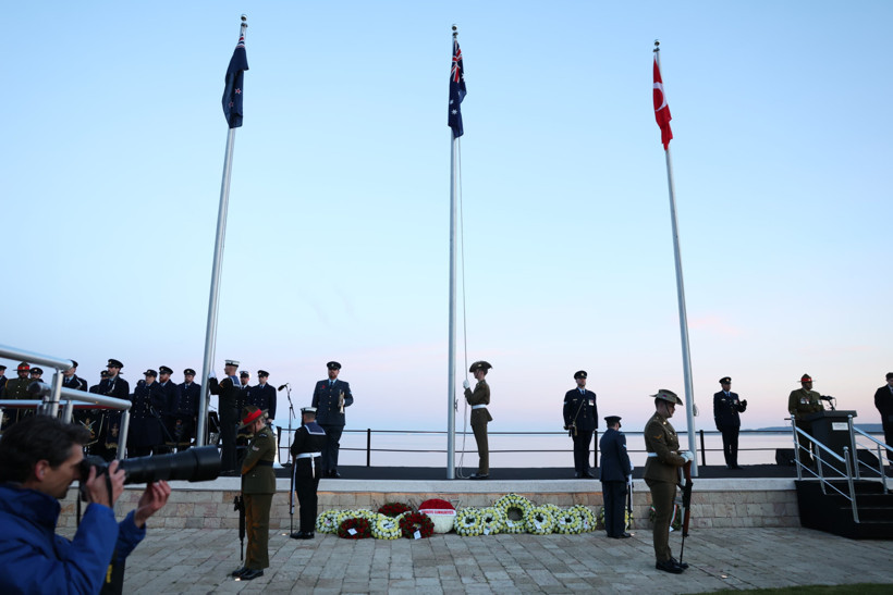 Saygı Duruşu ve Çelenk Sunumu