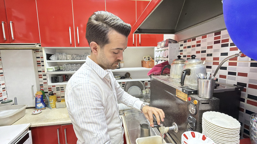 Çaycı hoverboard ile çay servisi yaparken