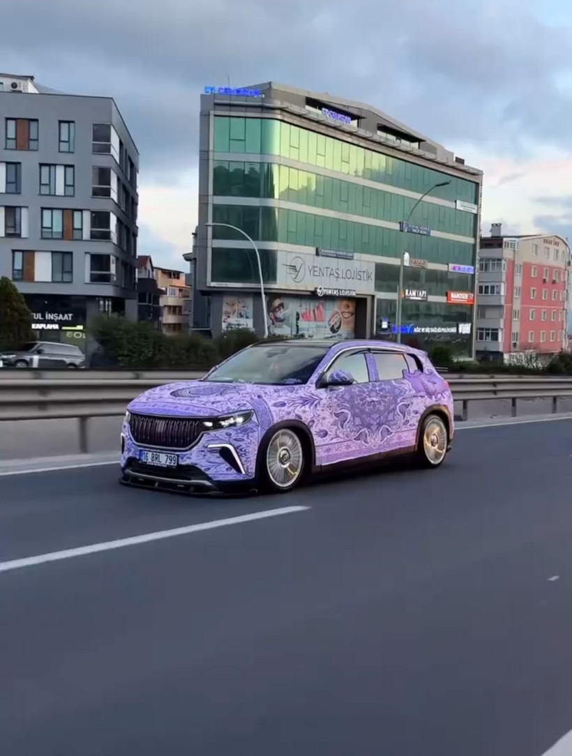 Mor renkli halıyla kaplı otomobil