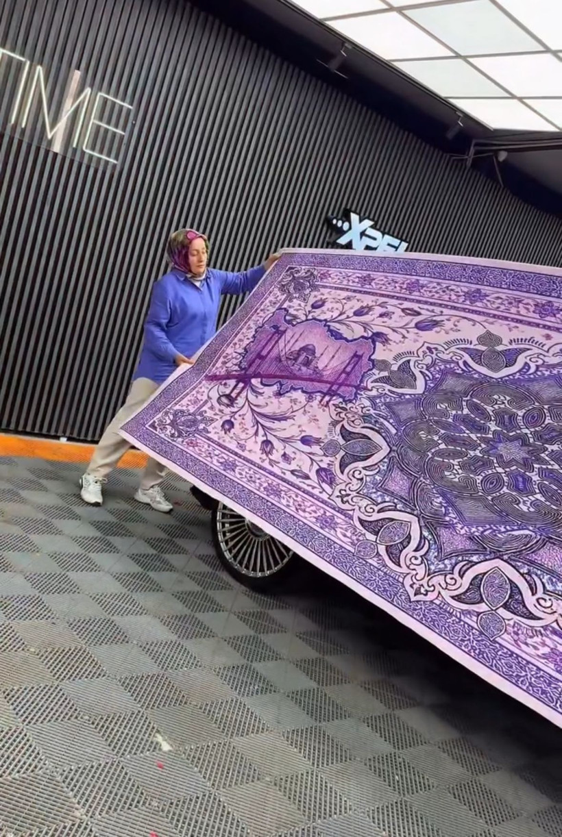 Türk motifleriyle kaplı otomobil