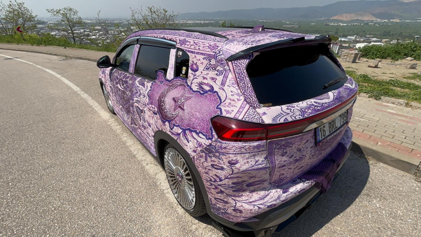 Özel dokuma halı ile kaplanmış araç