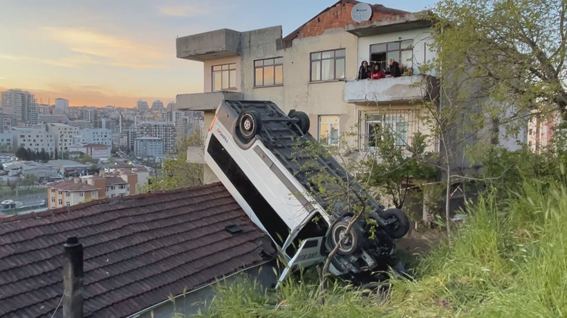 Evin çatısına düşen okul servisi