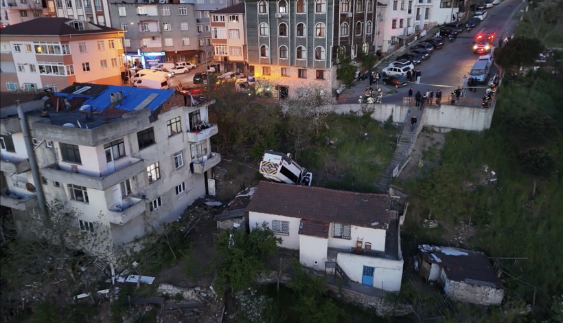 Servis aracı ve çatıda kalan kısım