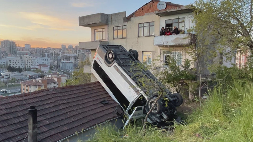 Hastane önünde ambulans