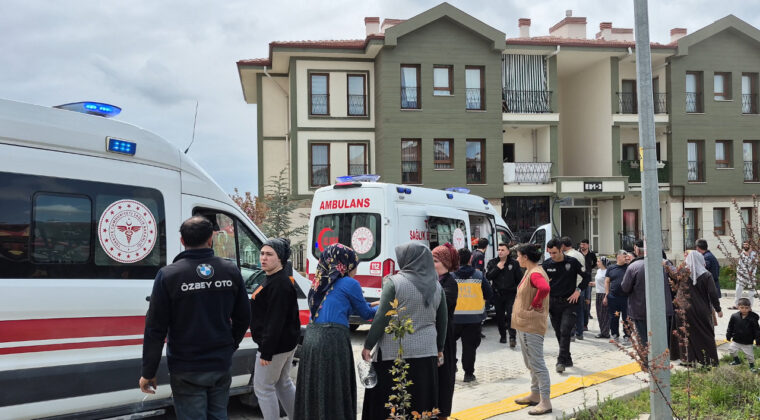 4 katlı apartmanda korkutan yangın: 3 kişi dumandan etkilendi