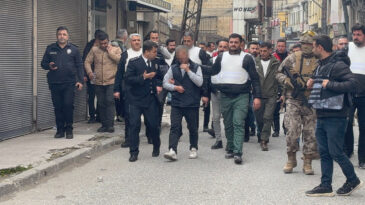 5 kişiyi rehin aldı, polise ateş a&ccedil;tı