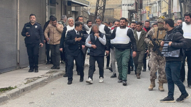 5 kişiyi rehin aldı, polise ateş açtı