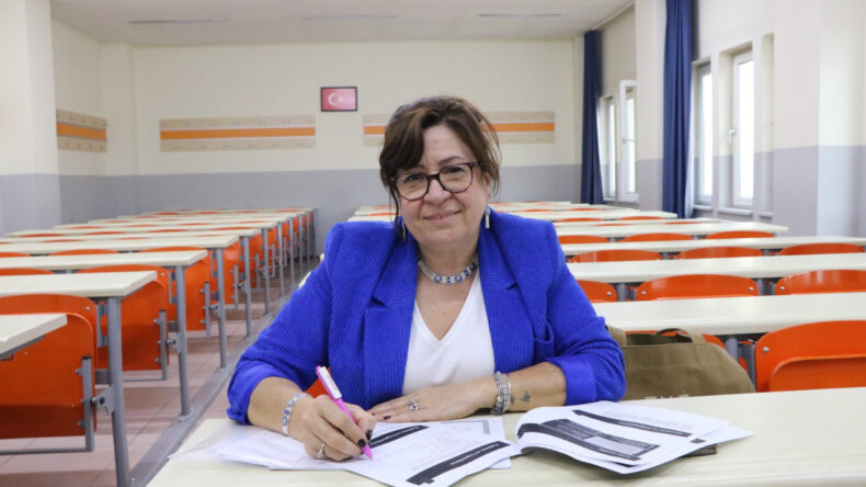 58 yaşında &uuml;niversite okuyor! Babasının engelini aştı