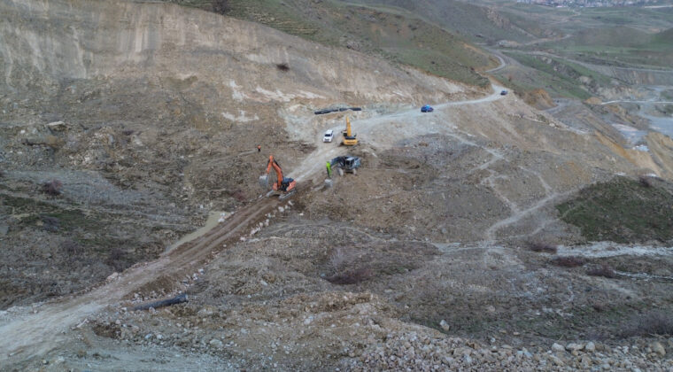 6 g&uuml;n kapalı kalan Hakkari-Van yolunda kontroll&uuml; ge&ccedil;iş başladı
