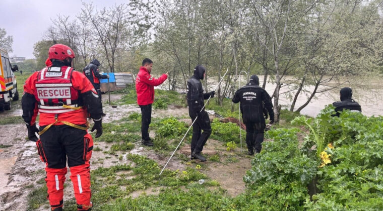6 yaşındaki &ccedil;ocuk nehirde kayboldu: Sabah yeniden arama başlatıldı